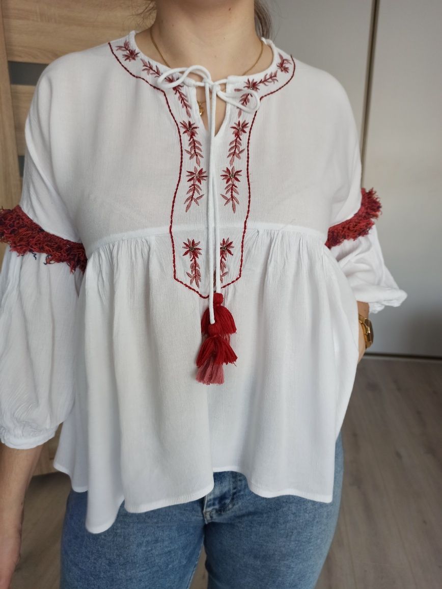 Biała bluzka w stylu boho hippie z frędzlami