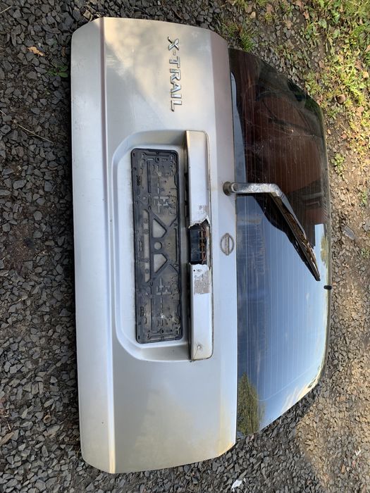 Кришака багажника фонарь ляда Nissan X-trail T30