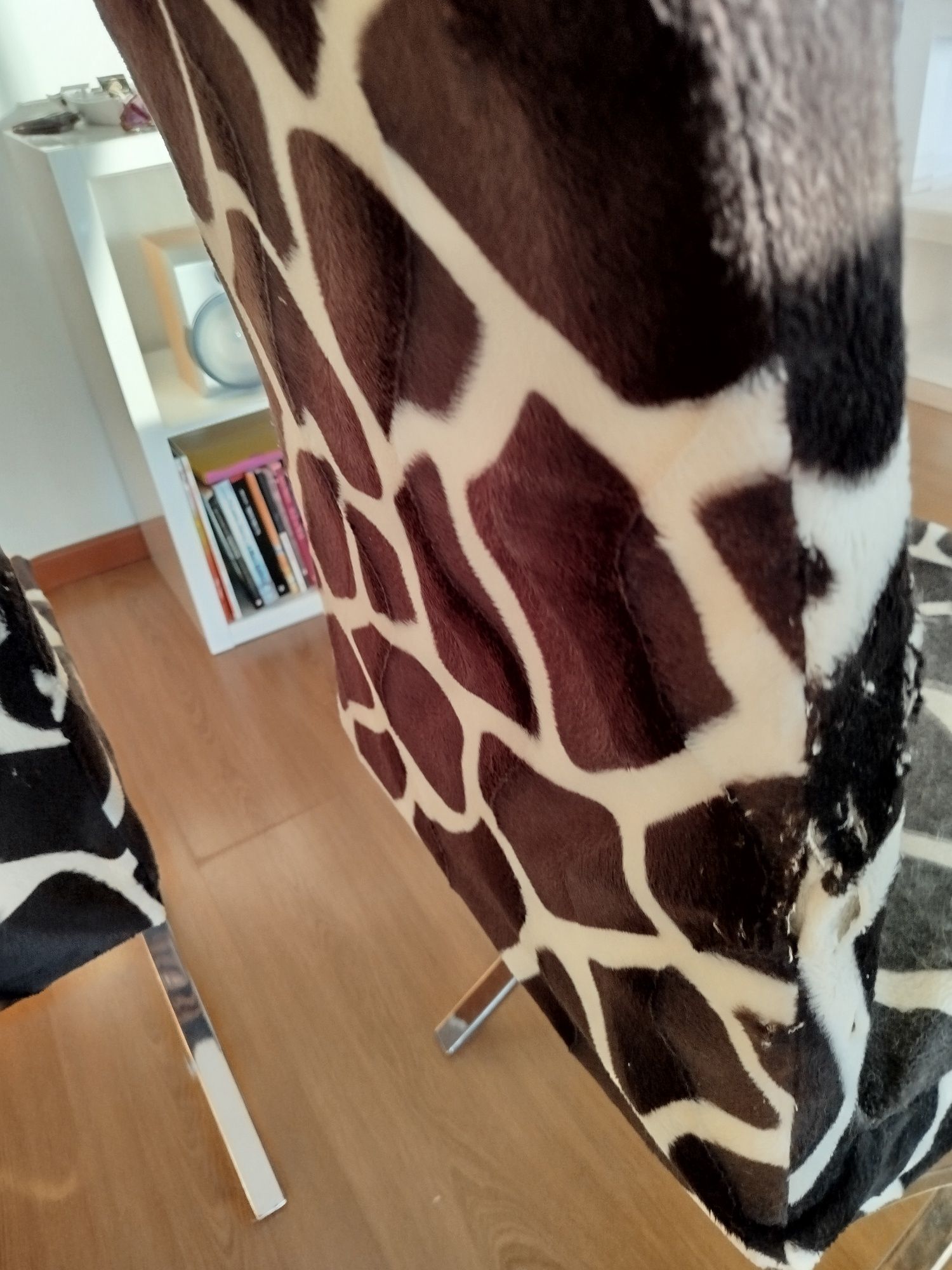 Cadeiras em pele com forro print animal