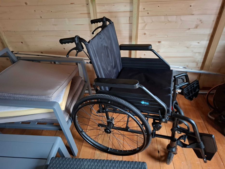 Wózek inwalidzki i chodzik rehabilitacyjn