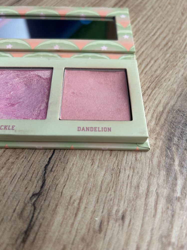 Benefit Cheekleaders Mini Pink Squad paletka róży i rozświetlaczy