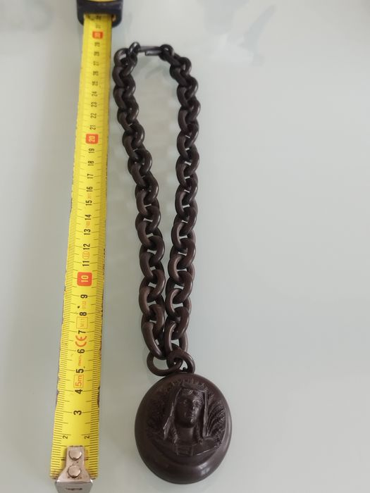 Lindo colar vitoriano com porta-retratos em guta-percha.