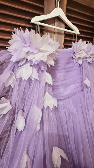 Пишна сукня для дівчинки ростом 146-152 зі шлейфом