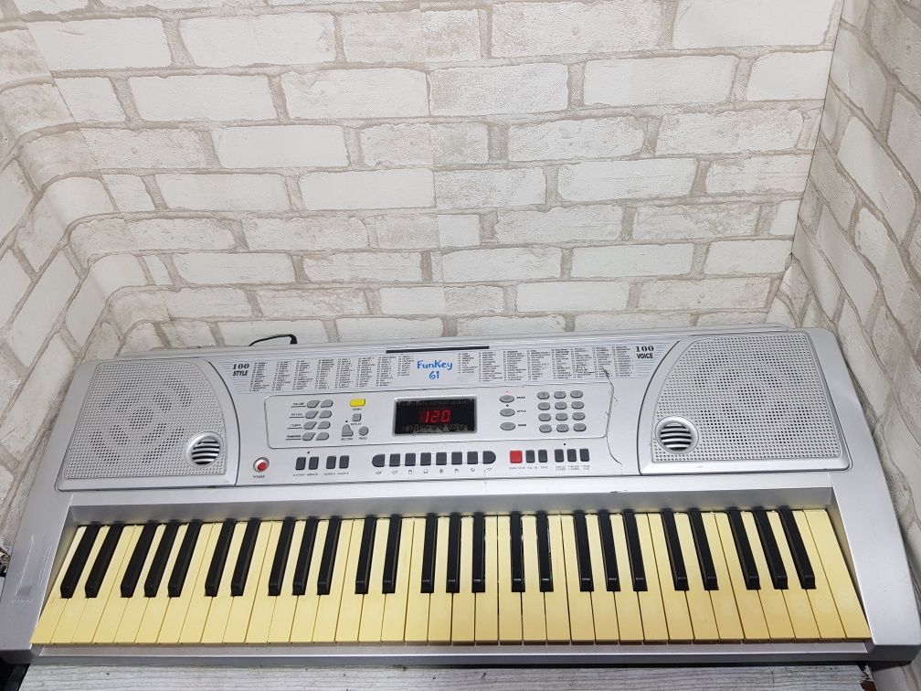 Синтезатор Casio CTK-750/FunKey 61 б/у з Німеччини