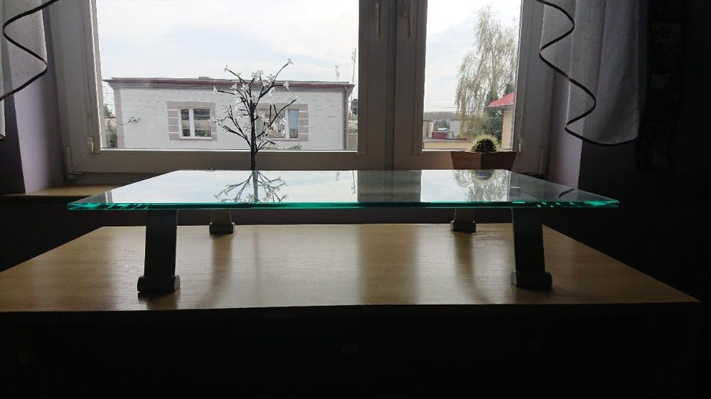 Szklany stolik pod telewizor