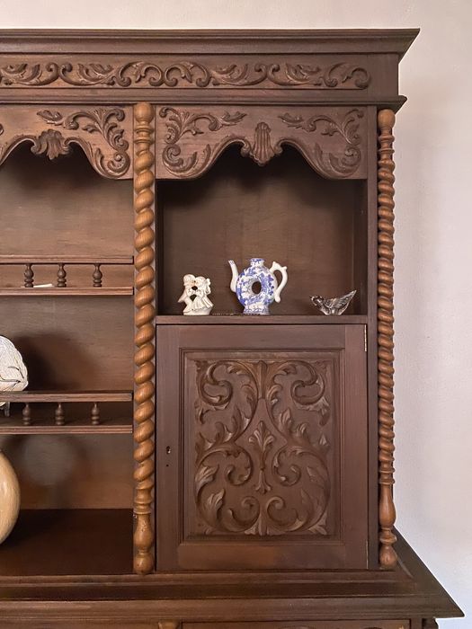 Venda de Estante de madeira com mesa e cadeiras