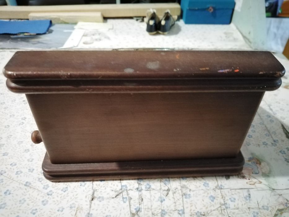 Vendo caixas de arrumação com relógio bom estado