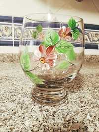 Jarra de vidro com flores decorativas