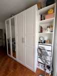 Roupeiro Branco PAX Ikea com portas de espelho