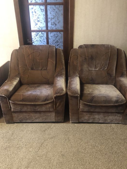 Продам два нерозкладних крісла по 1000 за одне