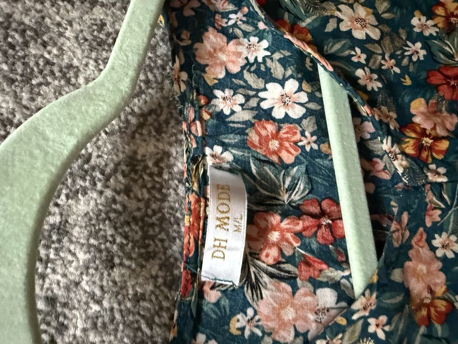 Długa sukienka w kwiaty wzorzysta błyszcząca na imprezę do pracy