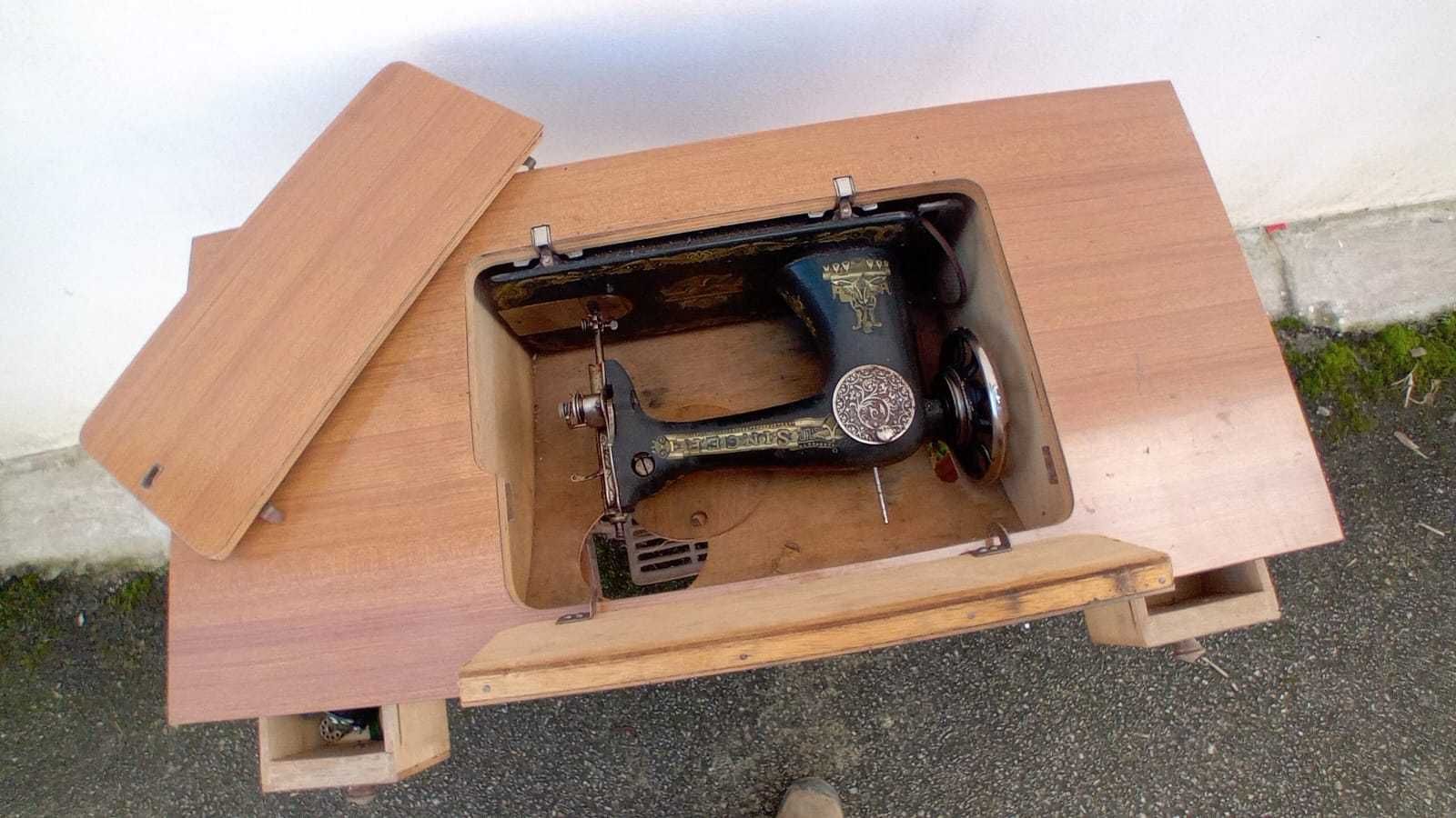 Máquina de Costura Singer
