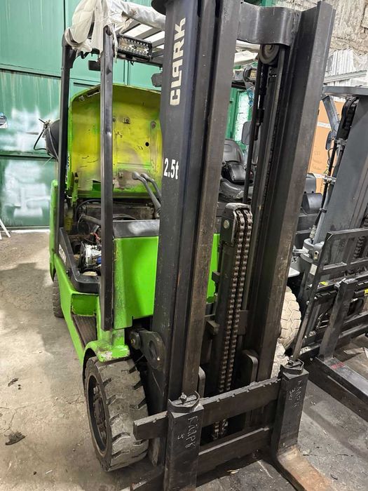 Вилковий навантажувач Clark CGC25 (2.5т), підйом 4.8м + Подовжені вила