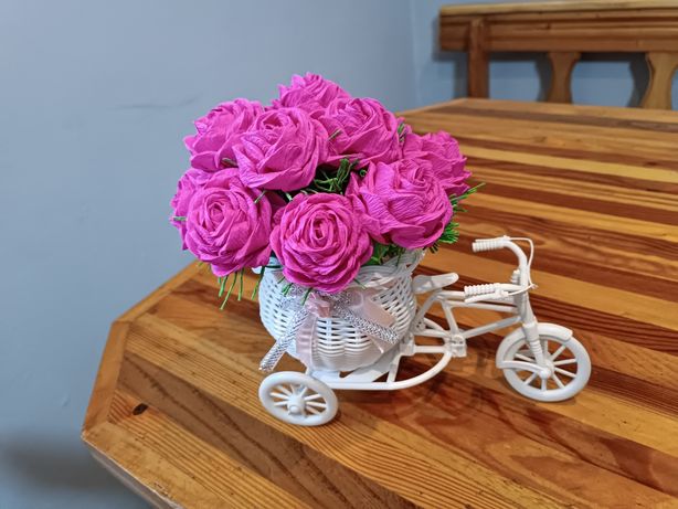 Dekoracja bukiet kwiatów rower biały