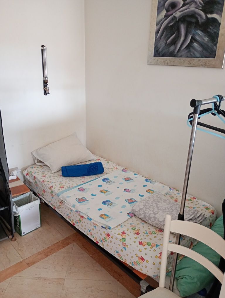 Uma Cama Vaga homem  Lisboa - Odivelas Metro