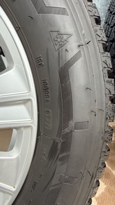Автошини зимні BRIDGESTONE   215/60 R17