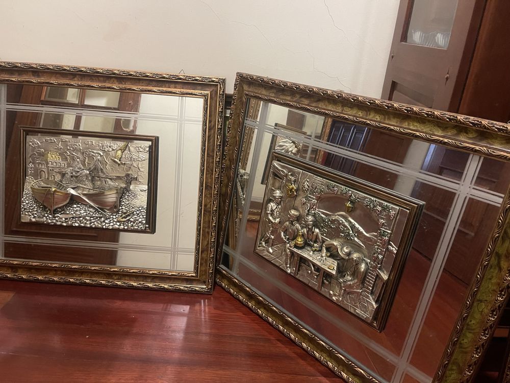Vendo vários quadros antigos
