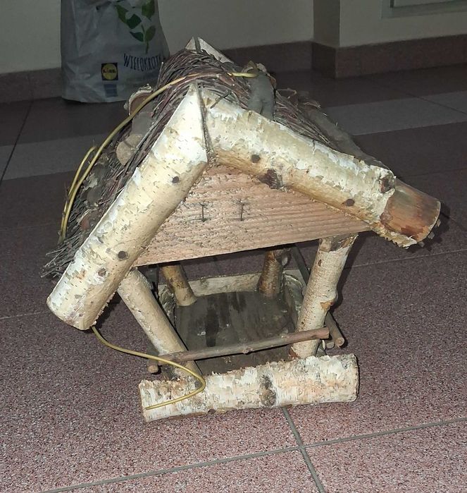Budka lub karmnik dla ptaków