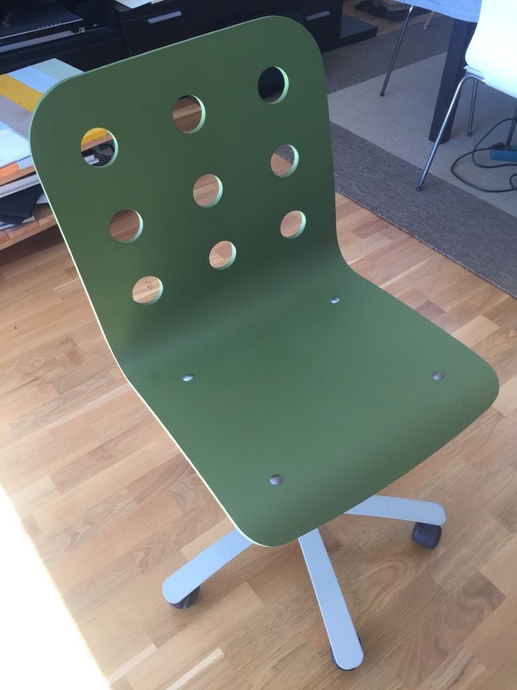 Cadeira Ikea, com altura ajustavel.