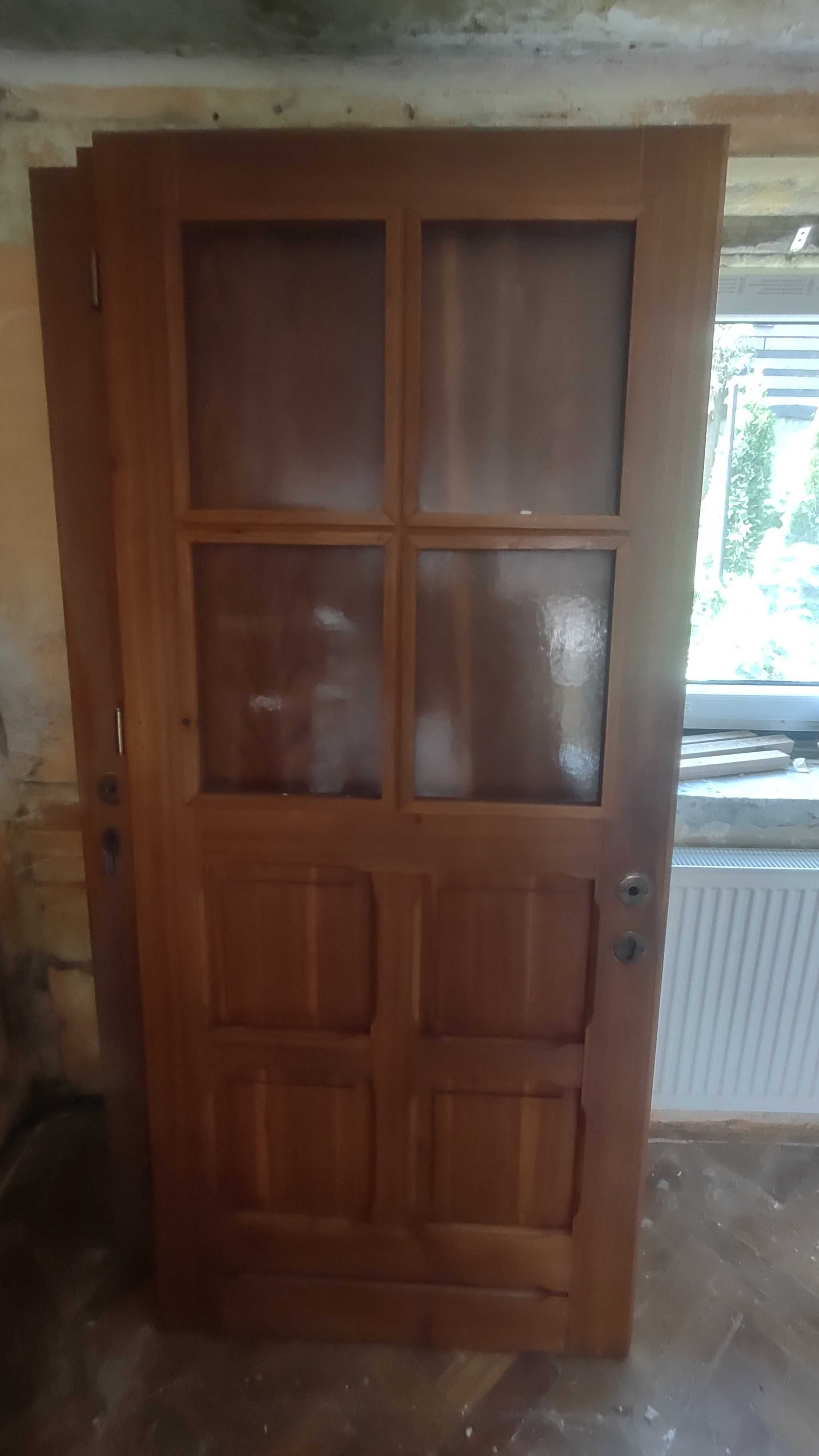 Drzwi wewnętrzne drewniane pełne oraz przeszklone