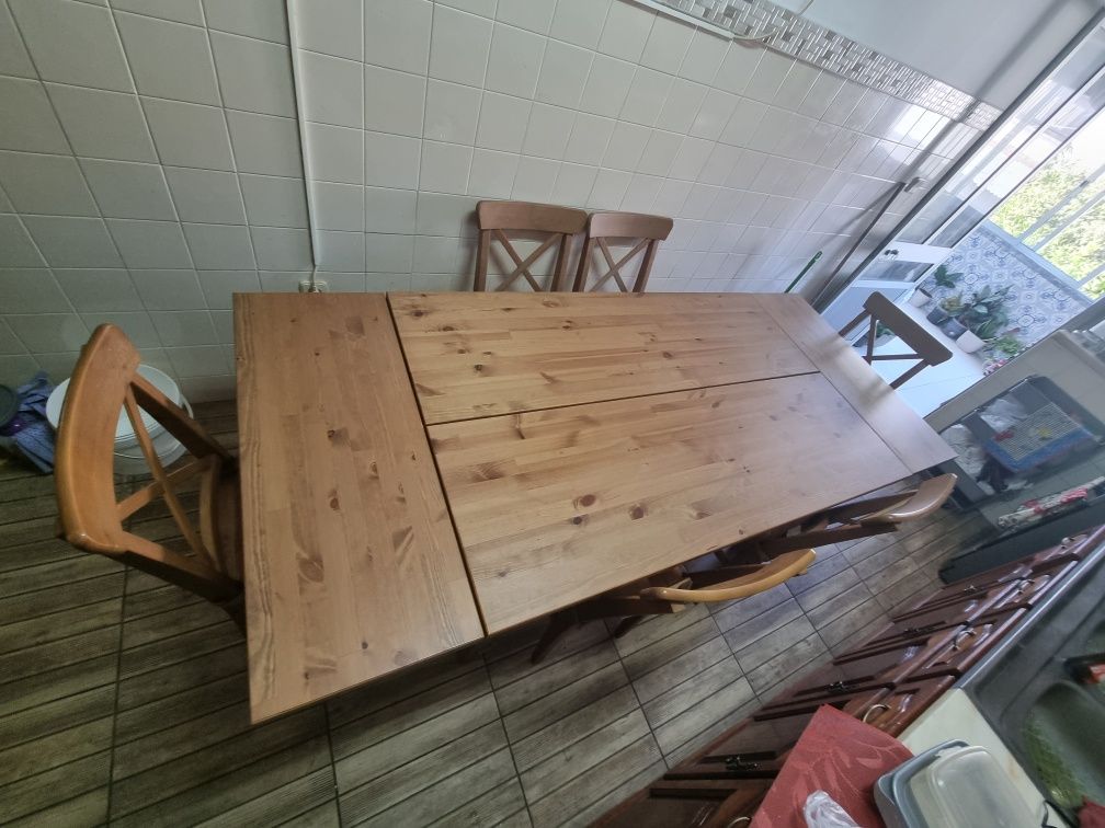Mesa de madeira com 6 cadeiras