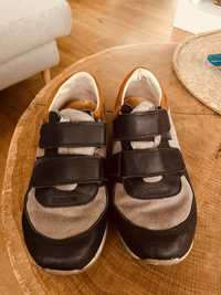 Buty chłopięce Mrugała wspierające prawidłowy rozwój stóp dzieci.