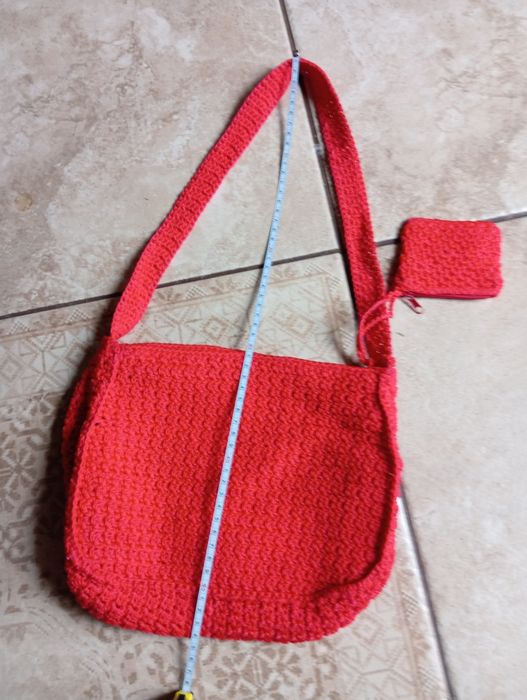 Ładna czerwona szydełkowa torebka