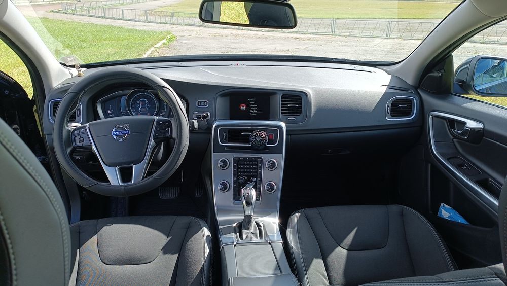 Автомобіль Volvo V60 D4
