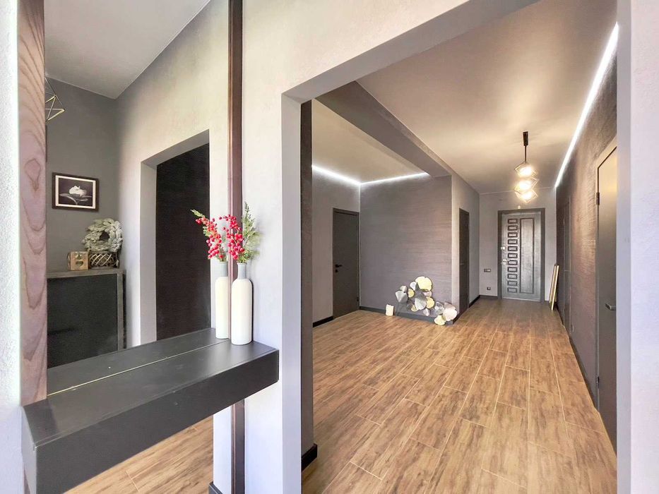 Продам стильный новый дом на  Роменской.