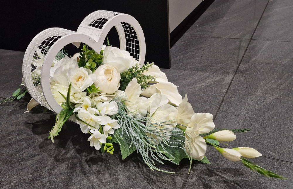 Kompozycja kwiatowa na grób cmentarz stroik serce ikebana Z380
