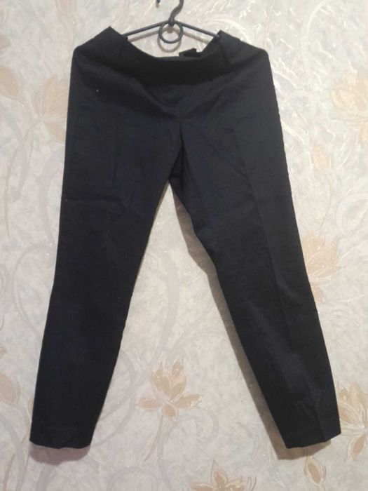 Чорні та білі брюки