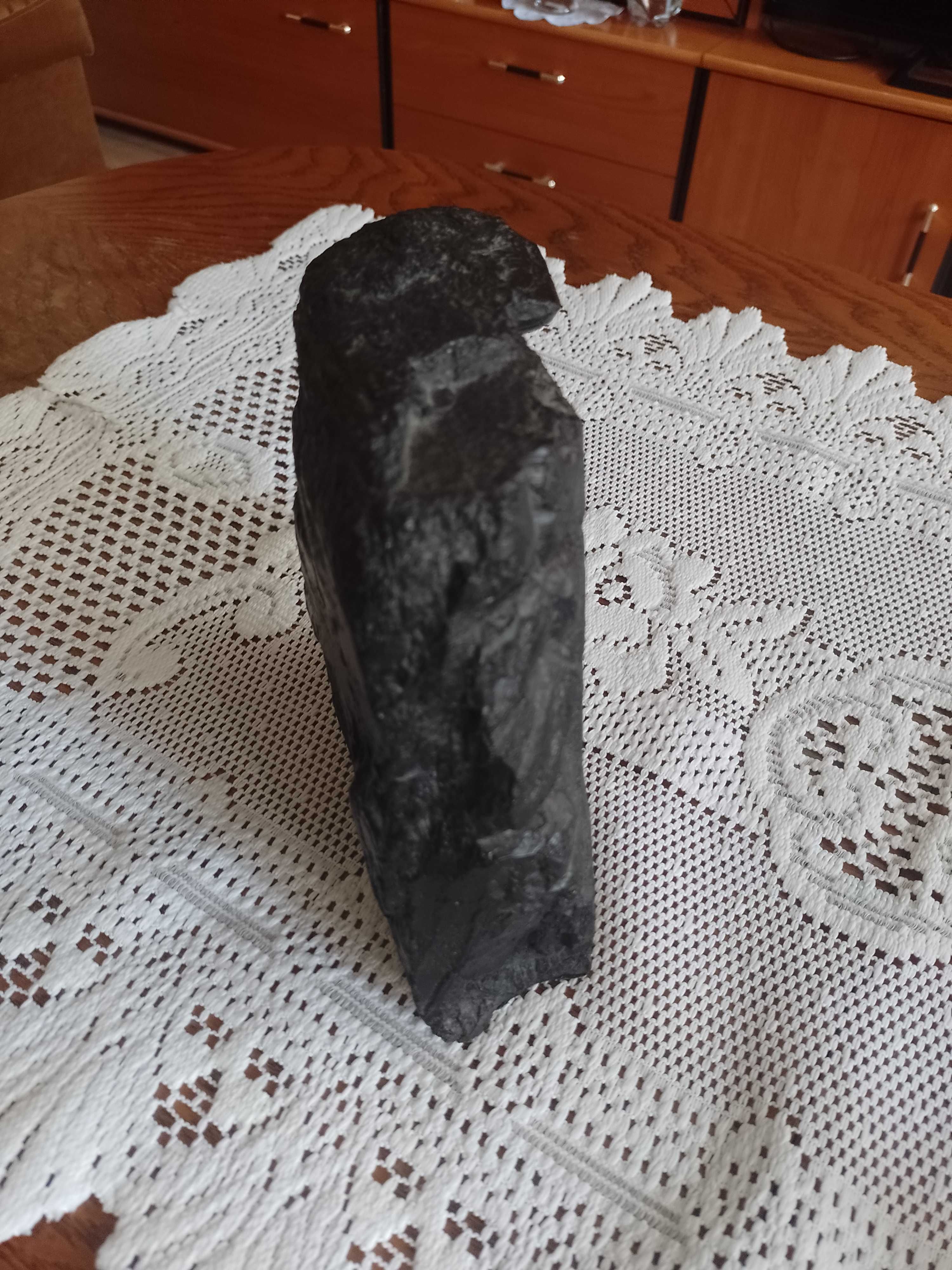 Rzeźba przedstawiająca górnika, wykonana z węgla,