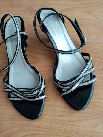 Sandálias pretas e prateado com fivela tamanho 37