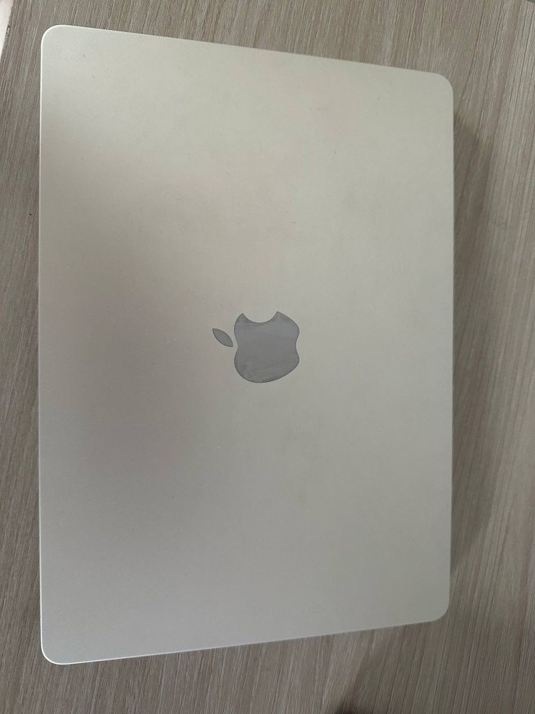Sprzeda. MacBook M2 8 GB