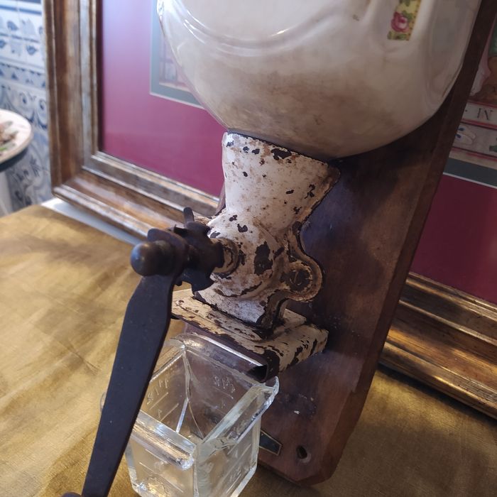 Antigo moinho de café de parede