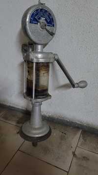 Antiga máquina de tirar azeite