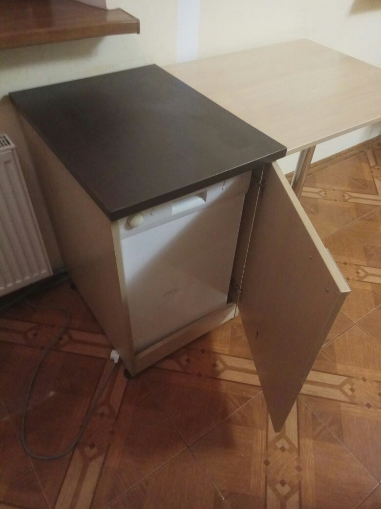 Кухонный расскладной стол и чехол для посудомоечной машины