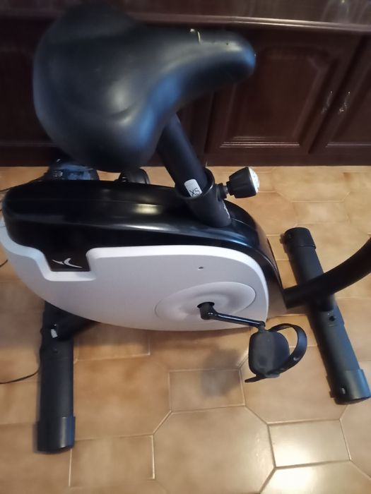 Bicicleta de ginástica em bom estado, preço não negociável.