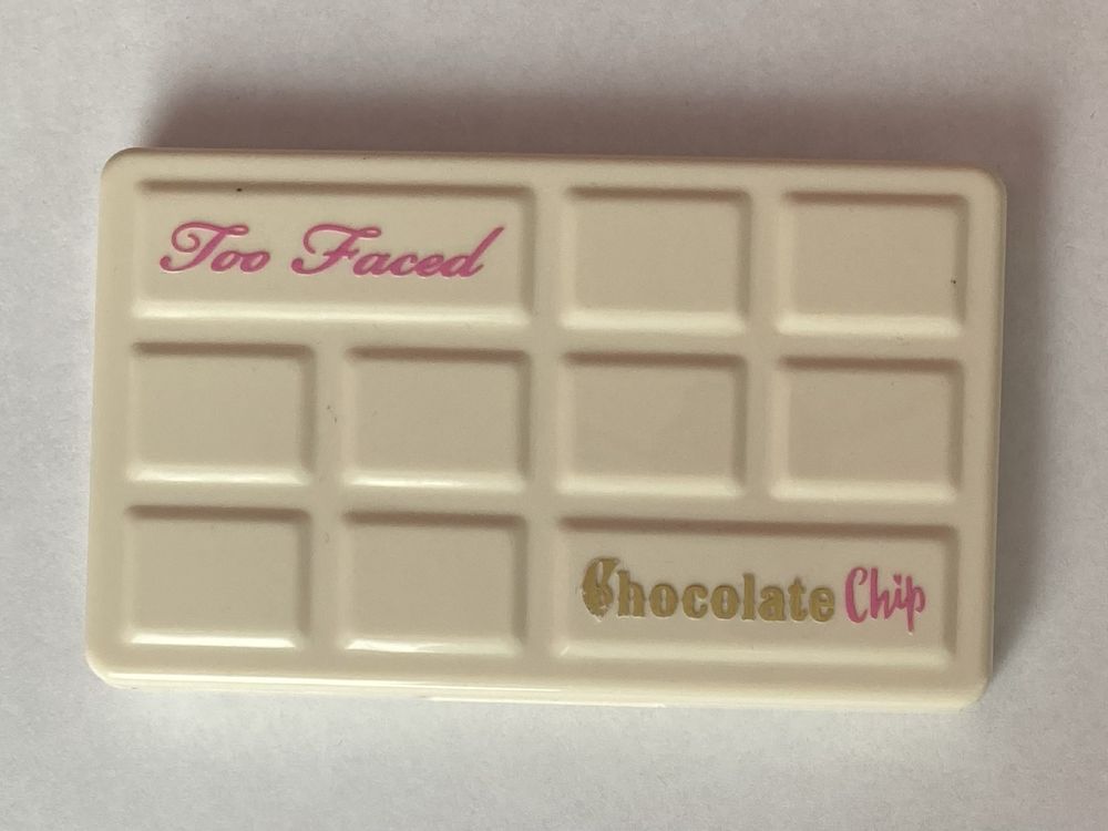 Too Faced Chocolate Chip w metalowym opakowaniu