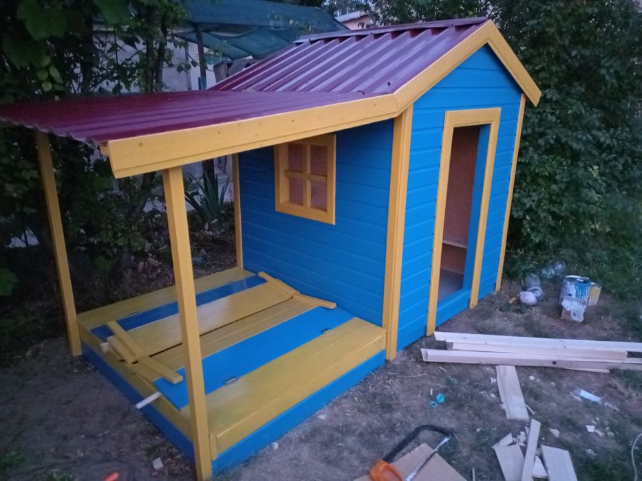 Будиночок для дітей з пісочницею