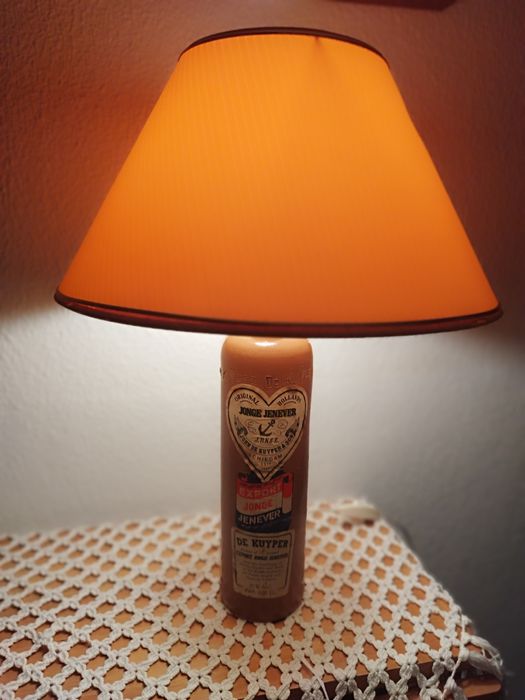 Candeeiro de mesa, com base  de garrafa antiga de genebra