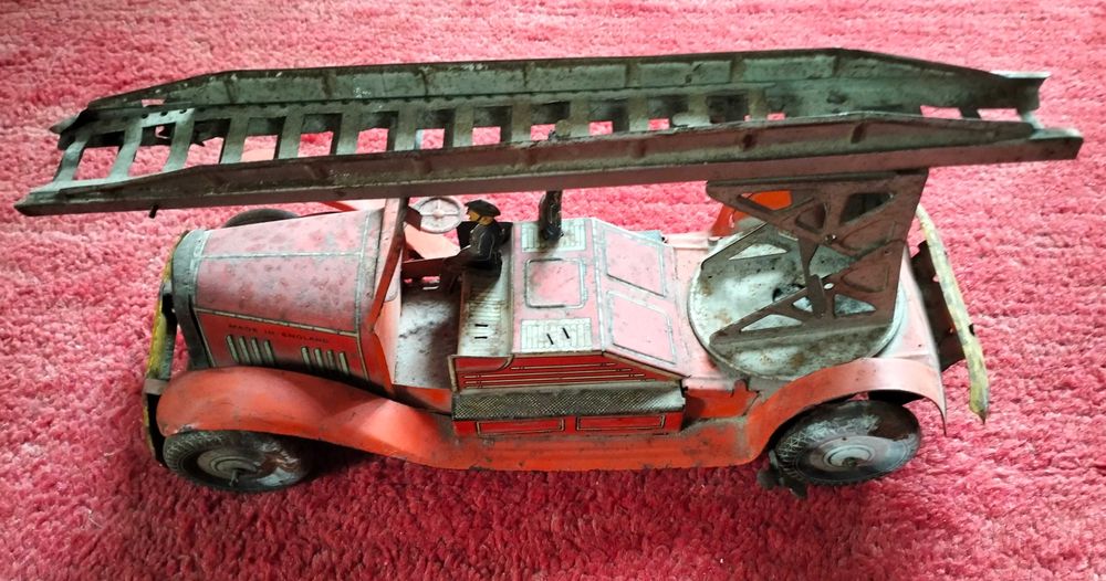 Brinquedos de lata: Helicóptero, Zepelim, Locomotivas, Carros