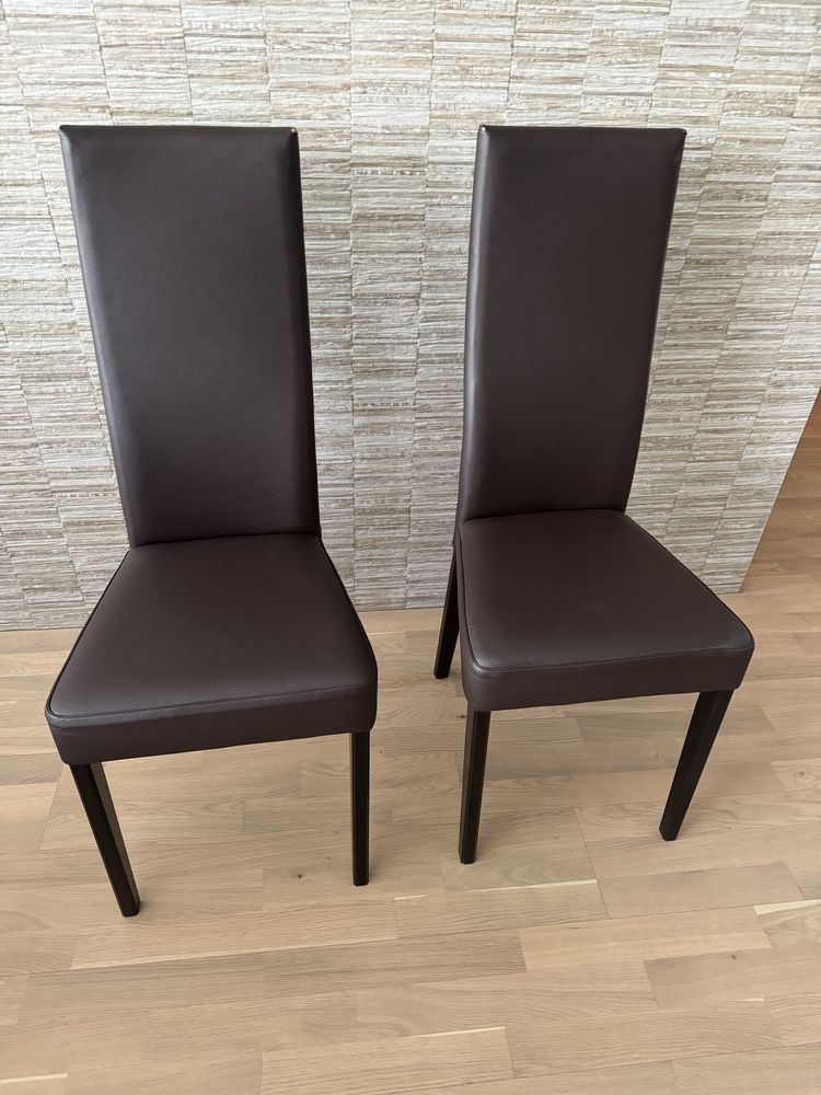 Dwa brązowe krzesła do jadalni