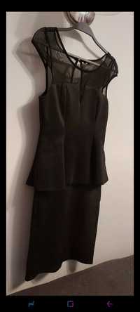 Czarna ołówkowa sukienka z baskinką