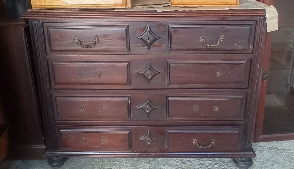 cómoda de madeira para restauro