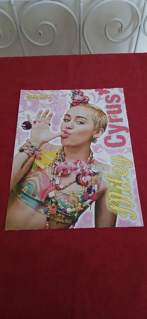 Poster Miley Cyrus/One Direction, novo