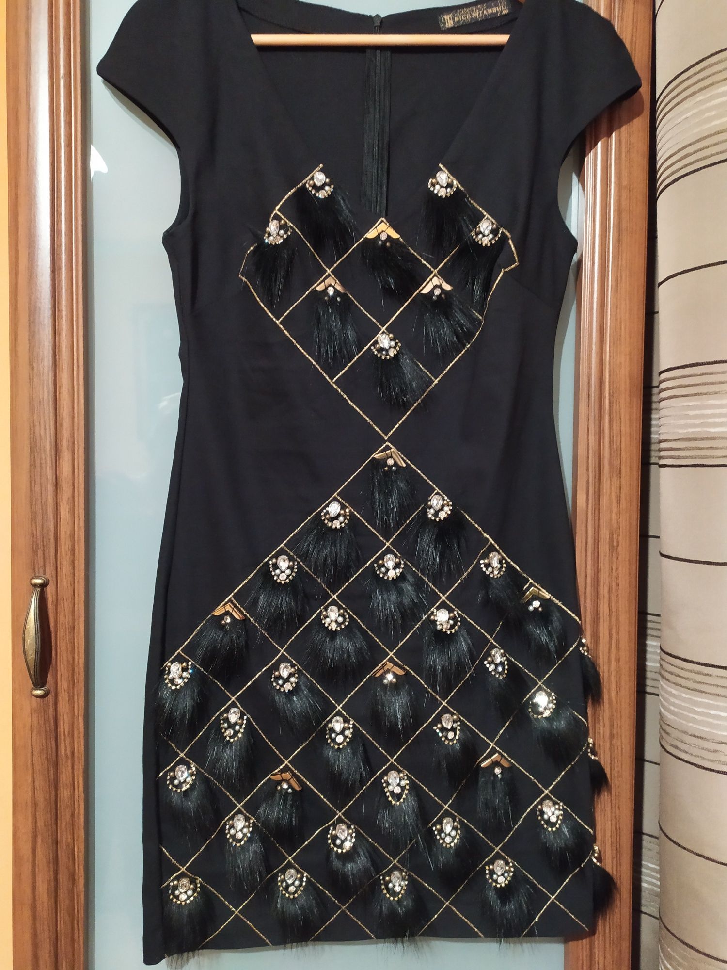 Sukienka czarna, złote dodatki rozmiar 40