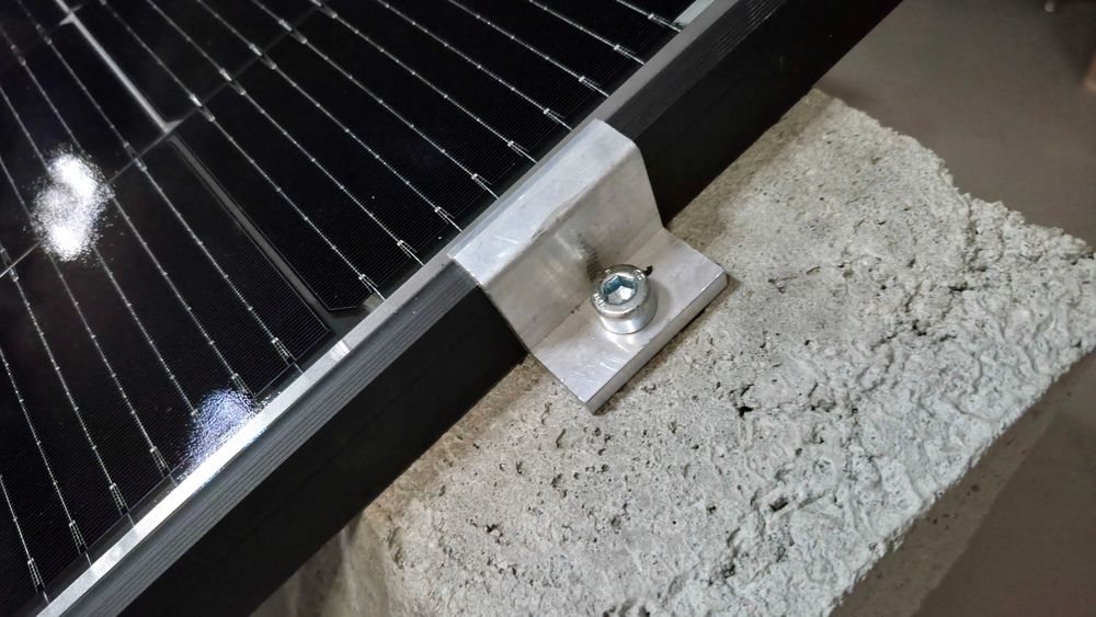 Баластні кріплення до сонячних панелей.