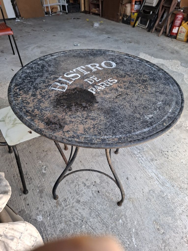 Mesa em ferro com escrito bristo