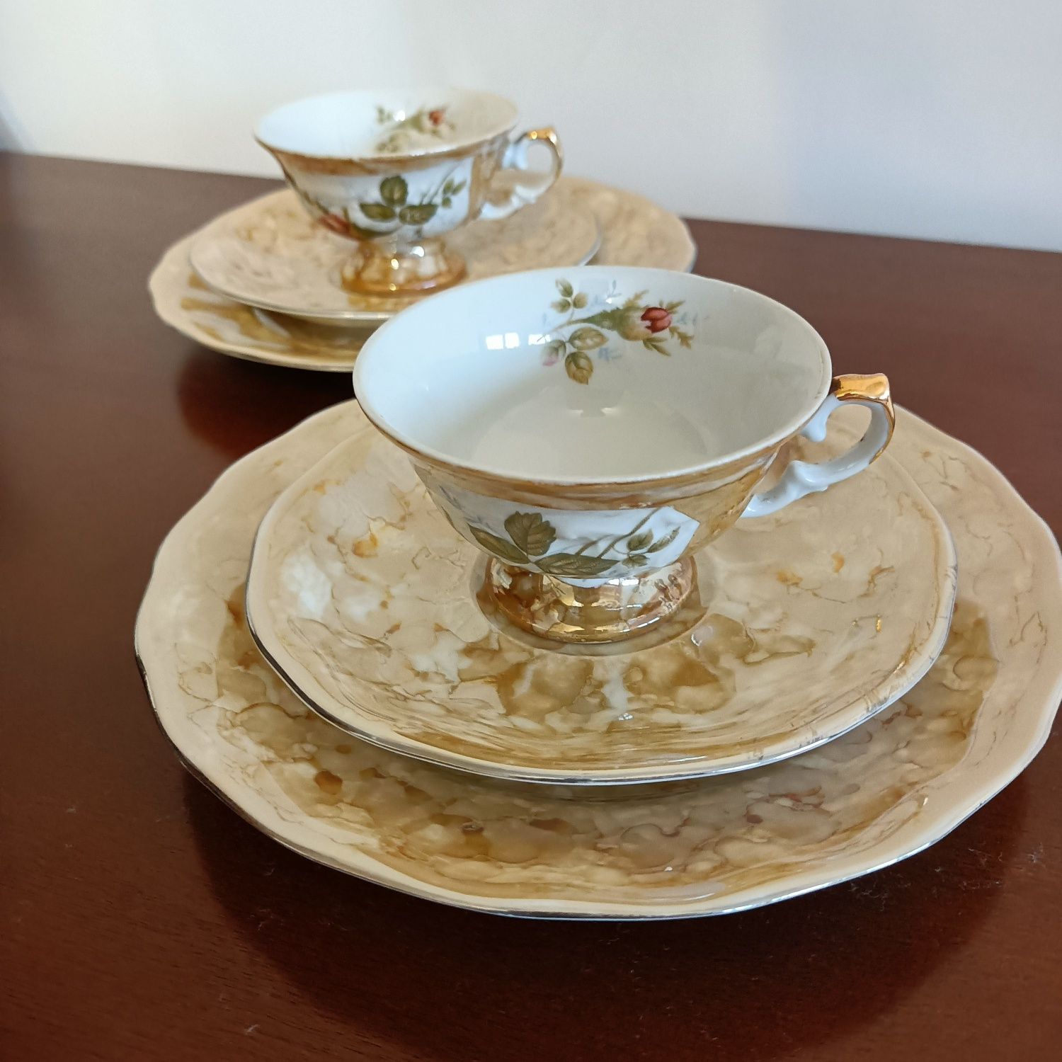Porcelanowy zestaw śniadaniowy dla dwojga.